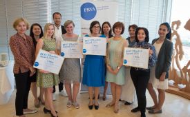 Foto v.l.n.r.: Bettina Gneisz-Al-Ani (Juryvorsitzende), Claudia Geist (ikp), Julia Drausinger (ikp), Moritz Arnold (ikp), Sigrid Bachinger (A1), Alexandra Kropf (PR-Cluster), Livia Dandrea-Böhm (A1), Gabriele Strodl-Sollak (PR-Cluster), Sabine Fichtinger (PRVA-Generalsekretärin), Iris Achmann (Expo), Gerlinde Giesinger (Manstein)
©David Bohmann / Manstein