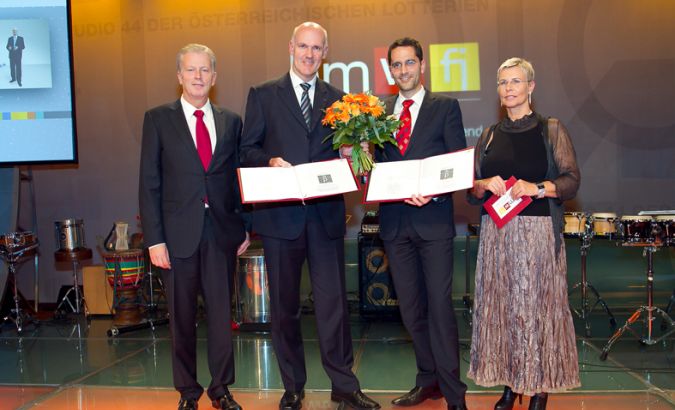 Kategoriesieger 2012 PR-Spezialdisziplinen vlnr.: Bundesminister Reinhold Mitterlehner (BMWFJ), Martin Engelmann (dm drogerie markt), Stefan Ornig (dm drogerie markt), Ingrid Vogl (PRVA-Präsidentin). ©Jana Madzigon