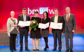 Kategoriesieger Interne PR & Employer Branding vlnr.: Ingrid Vogl (PRVA-Präsidentin), Robert Neugebauer (AMS Österreich),  Michaela Desch (Grayling),  Birgit Brandner (Grayling), Johannes Kopf (AMS Österreich), Vizekanzler Reinhold Mitterlehner (BMWFW)