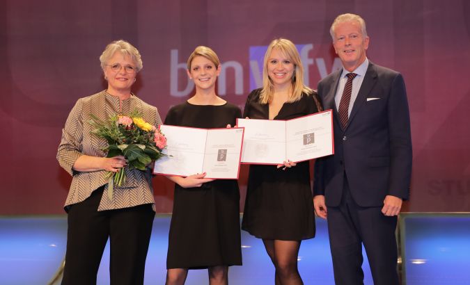 v.l.n.r. PRVA Präsidentin Susanne Senft, Stefanie Kurzweil, Viktoria Frühwirth, Vizekanzler Reinhold Mitterlehner © APA Fotoservice 