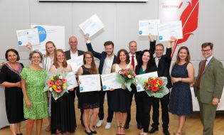 v.l.n.r.: Sabine Fichtinger (Juryvorsitzende), Elisabeth Freismuth (Sonderbeauftragte des Bundesministeriums), Ariadne Neureiter, Janina Hofmann, Peter Dietrich, Verena Varga, Jakob Winter, Katrina Fensl, Marcel Haas, Birgit Rauscher-König, Christian Stalf, Julia Wippersberg (PRVA-Präsidentin), Christoph Neumayer (Vorsitzender d. Wissenschaft. Senats) © Ludwig Schedl/APA-Fotoservice