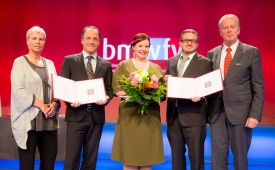 Kategoriesieger CSR vlnr.: Ingrid Vogl (PRVA-Präsidentin), Axel Schein (Ketchum Publico), Doris Christina Steiner (Ketchum Publico), Markus Neuherz (Career Moves), Vizekanzler Reinhold Mitterlehner (BMWFW). ©PRVA/Anna Rauchenberger