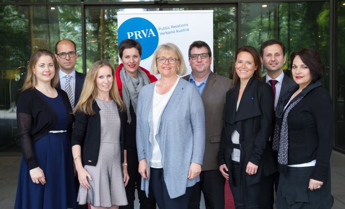 V.l.n.r.: Julia Wippersberg, Peter Schiefer, Ute Greutter, Susanne Hudelist, Susanne Senft (Präsidentin), Jürgen Gangoly (Vizepräsident), Andrea Winter (Vizepräsidentin), Andreas Bauer, Sabine Fichtinger (Generalsekretärin). Fotocredit: © Jana Madzigon 
