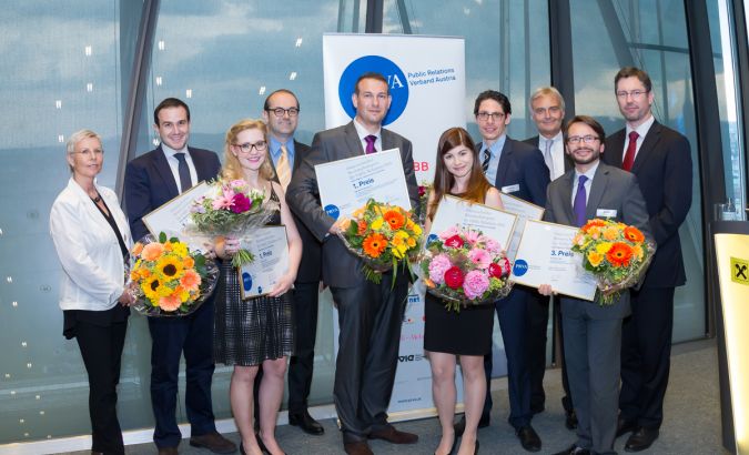 PreisträgerInnen PRVA-Wissenschaftspreis 2014 inkl. Überreicher
vlnr.: Ingrid Vogl (PRVA-Präsidentin), Eduard Posch (1.Preis / Diplomarbeit FH), Julia Kuntz (1.Preis / Masterthesen UniLG), Johannes Schuster (Mitglied des Vorstandes der RZB), Michael Baumgärtner (1.Preis / Magisterarbeit Uni), Marie-Theres Chaloupek (2.Preis / Magisterarbeit Uni), Thomas Marecek (2. Preis / Masterthesen UniLG), Wolfgang Hötschl (Vorsitzender des Wissenschaftlichen Senats des PRVA, CEO Kelly