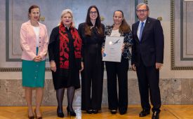 3. Platz Mitarbeiter-Story
v.l.n.r.: Karin Wiesinger (PRVA-Präsidentin), Kristin Engelhardt (Juryvorsitzende), Cornelia Salamon, Ines Martinak, Hans-Peter Siebenhaar (OMV) © Martina Berger