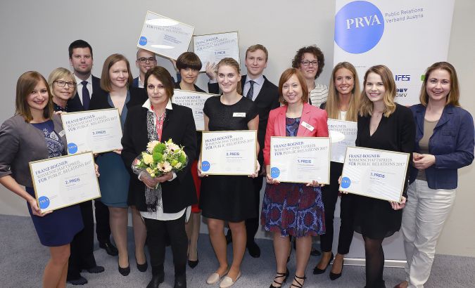 v.l.n.r.: Verena Ertl, Ingrid Vogl, Sven Pusswald, Karin Schönhofer, Alexander Willim, Sabine Fichtinger, Verena Kisslinger, Hanna Merkinger, Franz Berghuber, Eva-Maria Hauer, Iris Rauskala, Julia Lessiak, Lisa Rothen, Julia Wippersberg © APA- Fotoservice/G.Langegger