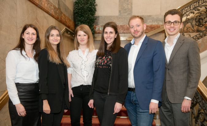 Das Organisationsteam der PRVA Newcomers, v.l.n.r.: Julia Stering, Clara Kaindel, Bettina Loidhold, Claudia Arzberger, Forian Haas, Vorstandsmitglied PRVA (Ernst & Young), Philip Wamprechsamer © APA-Fotoservice/Hörmandinger