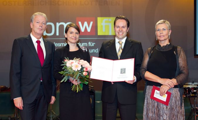 Kategoriesieger 2012 Interne PR vlnr.: Bundesminister Reinhold Mitterlehner (BMWFJ), Verena Mühr (BMW Motoren), Peter G. Weixelbaumer (BMW Motoren), Ingrid Vogl (PRVA-Präsidentin). ©Jana Madzigon