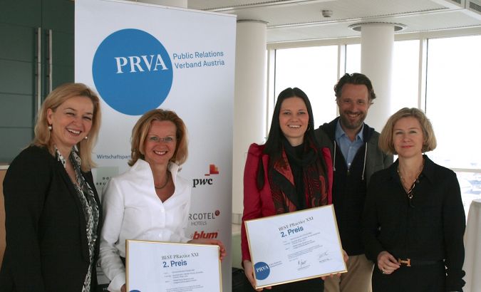 BPXXI 2.Platz ex aequo vlnr.: Sigrid Krupica (PRVA-Vizepräsidentin), Andrea Schneider (Prima PR), Carina Bradl (Prima PR), Sebastian Loudon (Hg. Horizont), Bettina Gneisz-Al-Ani (Juryvorsitzende). ©VIG