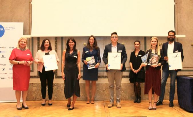 Der Preis für Mitarbeiter-Medien „Die Silberne Feder“ hat vier Kategorien (im Bild die Sieger der 2020 neuen Kategorie Mitarbeiter Story v.l.n.r.: Kristin Engelhardt/ Juryvorsitzende, Ute Kliemstein, Helena Balaouras/Greiner AG, Waltraud Seiner, Thomas Joham, Julia Rohracher/Mondi Group, Ines Seidl, Stefan Ornig/movea marketing) © Martina Berger 