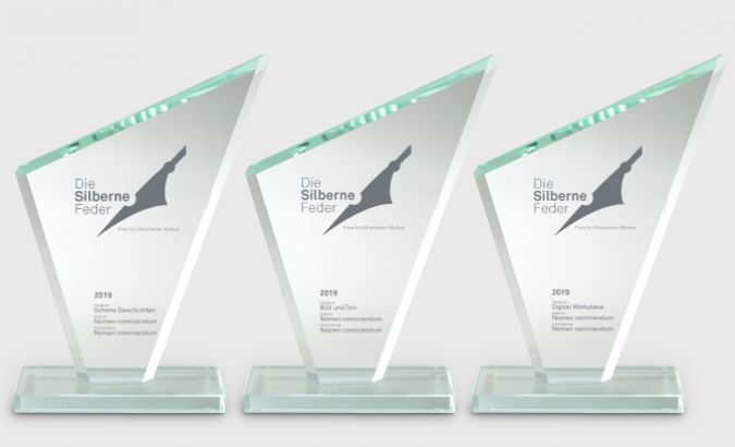 Die Trophäen für den Preis für Mitarbeiter-Medien „Die Silberne Feder“ warten auf ihre Gewinner.