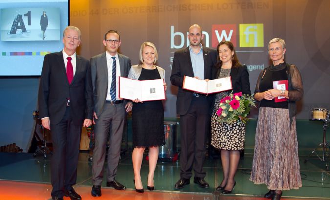 Kategoriesieger 2012 Online Social Media PR vlnr.: Bundesminister Reinhold Mitterlehner (BMWFJ), Klaus Kraigher (Ketchum Publico), Ute Leimbach (Ketchum Publico), Jochen Schützenauer (A1), Livia Dandrea-Böhm (A1), Ingrid Vogl (PRVA-Präsidentin). ©Jana Madzigon