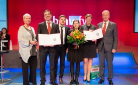 Kategoriesieger Produkt- & Service PR vlnr.: Ingrid Vogl (PRVA-Präsidentin), Jörg Grossauer (Bolton Austria), Sebastian Mayer (Ketchum Publico), Tanja Pfingstl (Bolton Austria), Pepita Adelmann (Ketchum Publico), Vizekanzler Reinhold Mitterlehner (BMWFW). ©PRVA/Anna Rauchenberger
