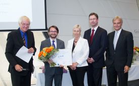 Franz M. Bogner (Wissenschaftlicher Delegierter und Ehrenpräsident des PRVA), Dirk Schart (Preisträger), Ingrid Vogl (PRVA-Präsidentin), Elmar Pichl (Leiter der Hochschulsektion im BMWFW), Wolfgang Hötschl (Vorsitzender des Wissenschaftlichen Senats des PRVA, CEO Kelly