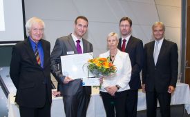 Franz M. Bogner (Wissenschaftlicher Delegierter und Ehrenpräsident des PRVA), Michael Baumgärtner (Preisträger), Ingrid Vogl (PRVA-Präsidentin), Elmar Pichl (Leiter der Hochschulsektion im BMWFW), Wolfgang Hötschl (Vorsitzender des Wissenschaftlichen Senats des PRVA, CEO Kelly