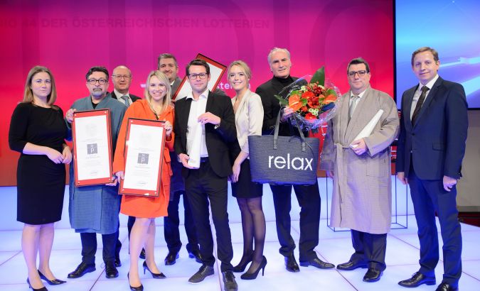 v. l. n. r.: Julia Wippersberg (PRVA Präsidentin), Martin Wolfram (News on Video), Andreas Modritsch (News on Video), Viktoria Frühwirth (The Skills Group), Julian Ziegenhagen (Therme Wien), Thorsten Müller (News on Video), Marlina Nicholson (News on Video), Edmund Friedl (Therme Wien), Jürgen Gangoly (The Skills Group), DI Michael Esterl (Generalsekretär Bundesministerium f. Digitalisierung und Wirtschaftsstandort) © Martin Hörmandinger/APA-Fotoservice