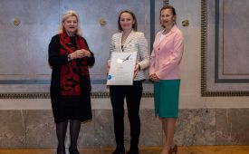 2. Platz Digital
v.l.n.r.: Kristin Engelhardt (Juryvorsitzende), Gudrun Zimmerl (Bayer), Karin Wiesinger (PRVA-Präsidentin) © Martina Berger