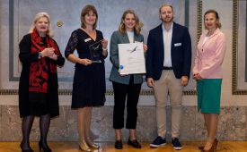 1. Platz Digital
v.l.n.r.: Kristin Engelhardt (Juryvorsitzende), Evelina Fuhrmann, Sarah Mauracher, Florian Haas (Ernst & Young) © Martina Berger