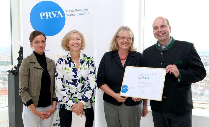 BPXXII 3. Preis vlnr.: N,N, Bettina Gneisz-Al-Ani (Juryvorsitzende), Susanne Senft (PRVA-Vizepräsidentin), Jörn Homburg (Bergbahnen Kleinwalsertal-Oberstdorf). ©Elisabeth Kessler.jpg
