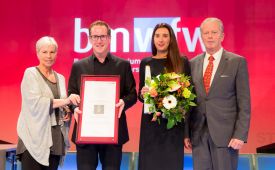 Sieger Staatspreis PR 2014 vlnr.: Ingrid Vogl (PRVA-Präsidentin), Martin Dechant (ikp Vorarlberg), Amelie Baschnegger (ikp Vorarlberg), Vizekanzler Reinhold Mitterlehner (BMWFW). ©PRVA/Anna Rauchenberger