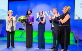 PR-Gala 2014: "Kommunikatorin des Jahres 2014" vlnr.: Ingrid Vogl (PRVA-Präsidentin), Conchita Wurst (Preisträgerin), Manuela Raidl (Moderatorin), Christoph Feurstein (Laudator), Daniela Enzi (Juryvorsitzende). ©PRVA/Anna Rauchenberger