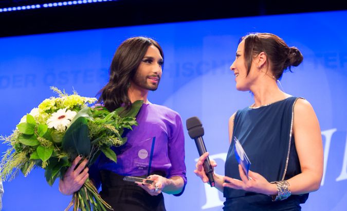 Kommunikatorin des Jahres 2014 vlnr.: Conchita Wurst (Preisträgerin), Manuela Raidl (Moderatorin). ©PRVA/Anna Rauchenberger
