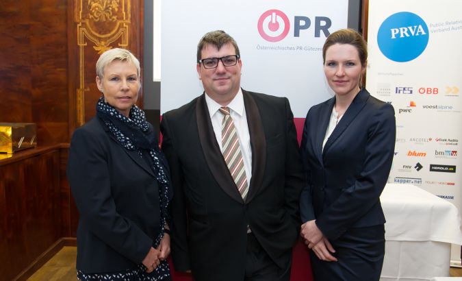 Präsentation Österreichisches PR-Gütezeichen vlnr.: Ingrid Vogl (PRVA), Jürgen Gangoly (PR Quality Austria), Monika Döll (Saint-Gobain ISOVER Austria) ©Jana Madzigon