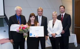 Franz M. Bogner (Wissenschaftlicher Delegierter und Ehrenpräsident des PRVA), Marie-Theres Chaloupek (Preisträgerin), Wolfgang Hötschl (Vorsitzender des Wissenschaftlichen Senats des PRVA, CEO Kelly
