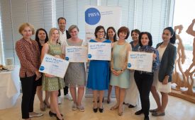 Foto v.l.n.r.: Bettina Gneisz-Al-Ani (Juryvorsitzende), Claudia Geist (ikp), Julia Drausinger (ikp), Moritz Arnold (ikp), Sigrid Bachinger (A1), Alexandra Kropf (PR-Cluster), Livia Dandrea-Böhm (A1), Gabriele Strodl-Sollak (PR-Cluster), Sabine Fichtinger (PRVA-Generalsekretärin), Iris Achmann (Expo), Gerlinde Giesinger (Manstein)
©David Bohmann / Manstein