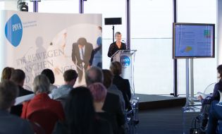 Ingrid Vogl bei der Präsentation des Vorstandsberichts 
© PRVA/Jana Madzigon