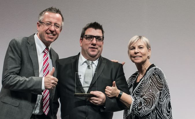 PRVA-Präsidentin Ingrid Vogl freut sich mit den Kategoriesiegern Fritz Müller (Müller Transporte, links) und Jürgen H. Gangoly (The Skills Group, Mitte). ©DPRG