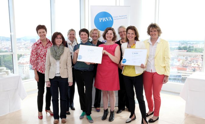 BPXXIV 1. Preis vlnr.: Elisabeth Gneisz (BMG), Anita Höllmüller (BMG), Petra Feierabend (BMG), Pia Feichtenschlager (BMG), Bettina Gneisz-Al-Ani (Juryvorsitzende), Lisa Fuchs (BMG), Susanne Senft (PRVA-Vizepräsidentin), Pamela Rendi-Wagner (BMG), Helga Kolle (BMG). ©Elisabeth Kessler