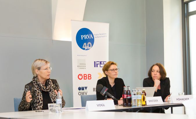 v.l.n.r. PRVA Präsidentin Ingrid Vogl, Studienautorin Astrid Spatzier/Universität Salzburg und Sabine Pöhacker vom PRVA Arbeitskreis Wissenschaft und Bildung präsentieren die erste österreichweite Berufsfeldstudie für PR (Foto: Jana Madzigon)