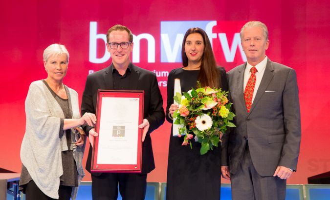 Sieger Staatspreis PR 2014 vlnr.: Ingrid Vogl (PRVA-Präsidentin), Martin Dechant (ikp Vorarlberg), Amelie Baschnegger (ikp Vorarlberg), Vizekanzler Reinhold Mitterlehner (BMWFW). ©PRVA/Anna Rauchenberger