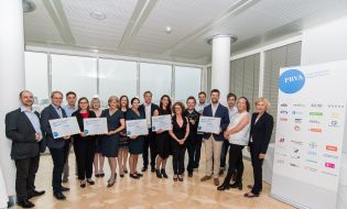 rnl: Bettina Gneisz-Al-Ani (Juryvorsitzende), Ulrike Kolb (News on Video), Jakob Würzl (Virtual Identity), Sven Pusswald, Max Wegscheider (ÖBB), Markus Riedl (News on Video), Angelika Rädler (PRVA-Generalsekretärin), Sabine Skomorowski, Robin Rumler, Natalie Kager (Pfizer), Kerstin Gutlederer (Newsroom GmbH), Gabriele Mörth, Doris Schölnast, Daniela Kaser, Jakob Leissing, Gernot Kohl, Joachim Pötz (FH St. Pölten), © Michael Gruber