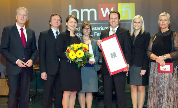 Staatspreis PR Sieger 2012 vlnr.: Bundesminister Reinhold Mitterlehner (BMWFJ), Michael Ebner (BMW Motoren), Verena Mühr (BMW Motoren), Birgit Gebetsberger (BMW Motoren), Peter G. Weixelbaumer (BMW Motoren), Michaela Hofmeister (BMW Motoren), Ingrid Vogl (PRVA-Präsidentin). © Jana Madzigon