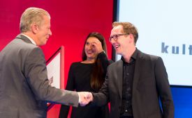 Sieger Staatspreis PR 2014 vlnr.: Vizekanzler Reinhold Mitterlehner (BMWFW), Amelie Baschnegger (ikp Vorarlberg), Martin Dechant (ikp Vorarlberg). ©PRVA/Anna Rauchenberger
