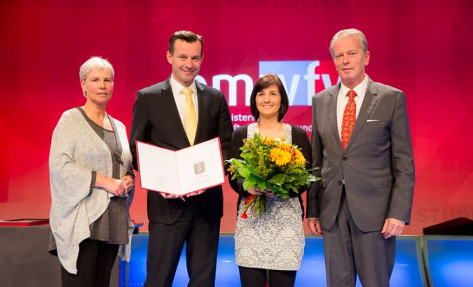 Kategoriesieger Digitale Kommunikation vlnr.: Ingrid Vogl (PRVA-Präsidentin), Gerhard Kürner (voestalpine), Stephanie Bauer (voestalpine), Vizekanzler Reinhold Mitterlehner (BMWFW). ©PRVA/Anna Rauchenberger