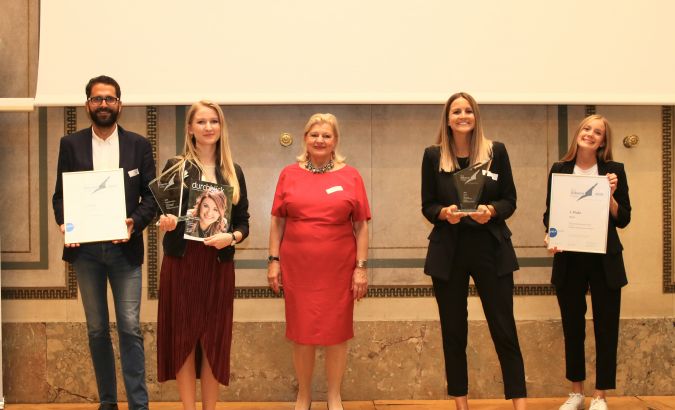 v.l.n.r.: Stefan Ornig, Ines Seidl (movea marketing), Kristin Engelhardt (Juryvorsitzende), Marie Kögl, Viktoria Trischack (Vöslauer) © Martina Berger