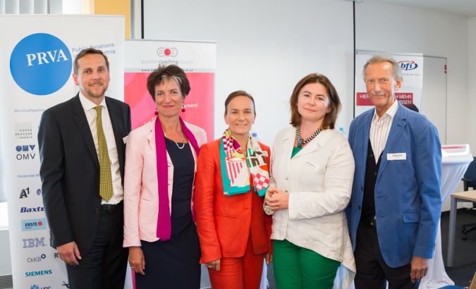 DiskutantInnen beim PR-Talk: „PR meets Coaching - alles Kommunikation oder was?"
vlnr.: Peter N. Thier (PRVA-Vizepräsident, Austrian Airlines), Susanne Ehmer (Organisationsberaterin), Saskia Wallner (Ketchum Publico), Regina M. Jankowitsch (Leiterin PRVA-AK Coaching & PR; Moderation), Werner Vogelauer (ACC-Präsidialmitglied). © PRVA/Jana Madzigon