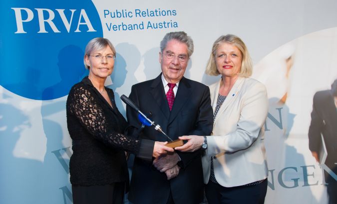 Präsidenten unter sich: Staffelübergabe der Past-Präsidentin des PRVA Ingrid Vogl an ihre Nachfolgerin Susanne Senft im Beisein von Bundespräsident Heinz Fischer
© PRVA/Jana Madzigon