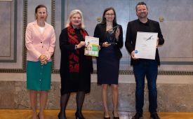 1. Platz Mitarbeiter-Story
v.l.n.r.: Karin Wiesinger (PRVA-Präsidentin), Kristin Engelhardt (Juryvorsitzende), Sabrina Kainrad, Michael Bötscher (Lebenshilfe Oberösterreich) © Martina Berger