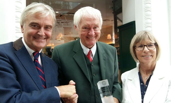 v.l.n.r.: Wolfgang Hötschl (Vorsitzender d. Wissenschaftl. Senats d. PRVA), Franz Bogner, Ingrid Vogl (Geschäftsführerin d. Wissenschaftl. Senats d. PRVA), © PRVA