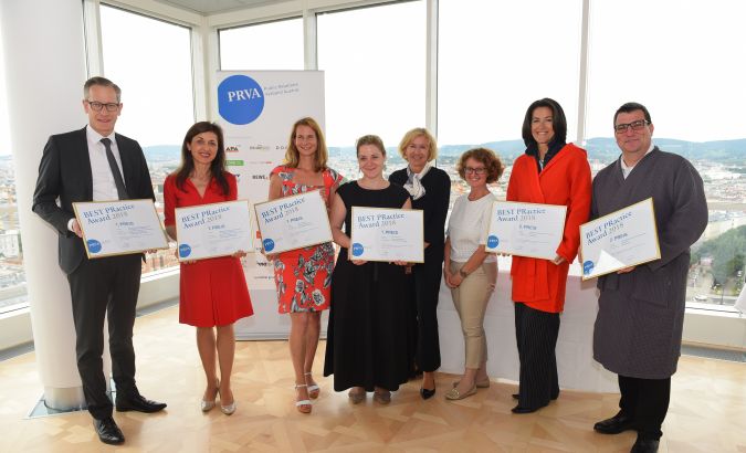 v.l.n.r.: Markus Wendlinger (Klasse Wäsche Österreich), Ricki Strick (P.R.I.M.A. PR), Katharina Scheyerer-Janda (Meinungsbild), Barbara Schmidl (Bäckerei Schmidl GmbH), Bettina Gneisz-Al-Ani (Juryvorsitzende), Angelika Rädler (PRVA-Generalsekretärin), Ursula Piatnik (Therme Wien), Jürgen Gangoly (The Skills Group) © Karolina Golab/oubliee Photography