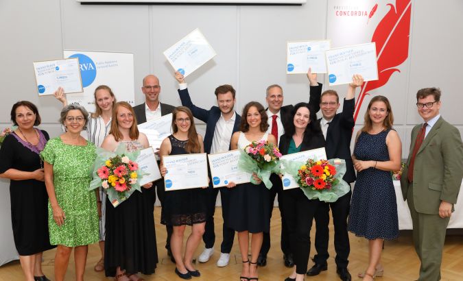 v.l.n.r.: Sabine Fichtinger (Juryvorsitzende), Elisabeth Freismuth (Sonderbeauftragte des Bundesministeriums), Ariadne Neureiter, Janina Hofmann, Peter Dietrich, Verena Varga, Jakob Winter, Katrina Fensl, Marcel Haas, Birgit Rauscher-König, Christian Stalf, Julia Wippersberg (PRVA-Präsidentin), Christoph Neumayer (Vorsitzender d. Wissenschaft. Senats) © Ludwig Schedl/APA-Fotoservice