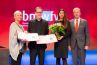 Kategoriesieger PR-Spezialprojekte / Innovationen vlnr.: Ingrid Vogl (PRVA-Präsidentin), Martin Dechant (ikp Vorarlberg), Amelie Baschnegger (ikp Vorarlberg), Vizekanzler Reinhold Mitterlehner (BMWFW). ©PRVA/Anna Rauchenberger