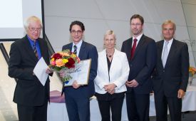 Franz M. Bogner (Wissenschaftlicher Delegierter und Ehrenpräsident des PRVA), Thomas Marecek (Preisträger), Ingrid Vogl (PRVA-Präsidentin), Elmar Pichl (Leiter der Hochschulsektion im BMWFW), Wolfgang Hötschl (Vorsitzender des Wissenschaftlichen Senats des PRVA, CEO Kelly