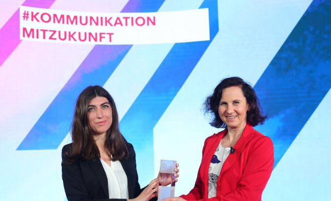 Melisa Erkurt (dasbiber.at) und Karin Wiesinger (PRVA-Präsidentin) © APA-Fotoservice/Ludwig Schedl 