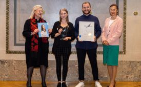 1. Platz Print
v.l.n.r.: Kristin Engelhardt (Juryvorsitzende), Ines Seidl, Florian Gregor (movea), Karin Wiesinger (PRVA-Präsidentin) © Martina Berger