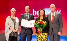 Kategoriesieger Corporate PR vlnr.: Ingrid Vogl (PRVA-Präsidentin), Peter Schiefer (A1 Telekom Austria AG), Livia Dandrea-Böhm (A1 Telekom Austria AG), Vizekanzler Reinhold Mitterlehner (BMWFW). ©PRVA/Anna Rauchenberger